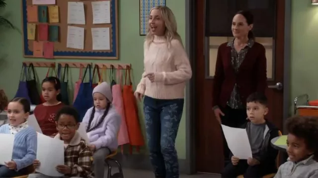 Vaqueros recortados con estampado floral de Michael Kors usados por Becky Conner-Healy (Lecy Goranson) como se ve en The Conners (T06E04)