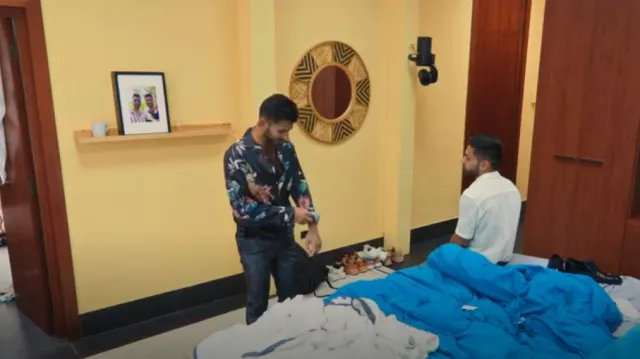 Chemise en satin à col camp profond Asos Design portée par Ashmal Ali comme on le voit dans Couple to Throuple (S01E10)