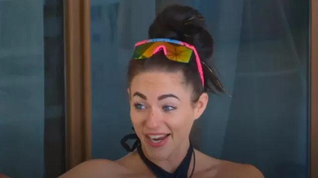 Gafas de sol Dweebzilla Zig Zag Semi Rimless One Piece Shield Lens Wrap Around usadas por Lauren Bair como se ve en Couple to Throuple (S01E10)
