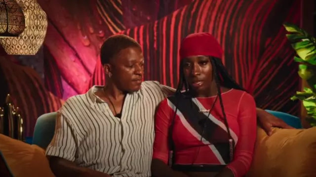 Chemise à manches courtes à rayures Bershka portée par Sean Williams comme on le voit dans Couple to Throuple (S01E10)