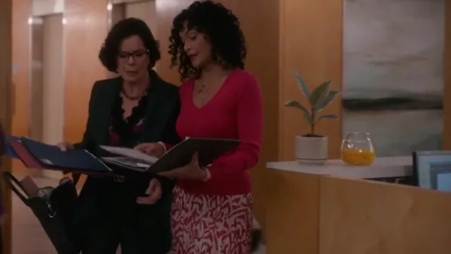 Jupe plissée imprimée mangue portée par Francey (Rosa Arredondo) comme on le voit dans So Help Me Todd (S02E03)