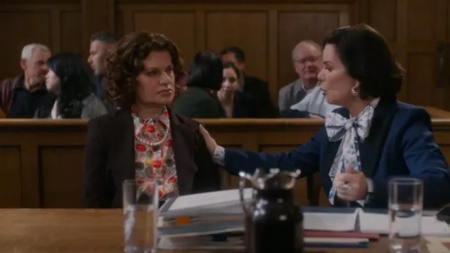 Alice + Olivia Top à patte Willa pour femme porté par Belinda Tuttle (Sandra Bernhard) dans So Help Me Todd (S02E03)