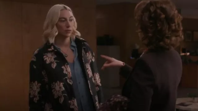 Veste Ryann n°6 portée par Allison (Madeline Wise) comme on le voit dans So Help Me Todd (S02E03)