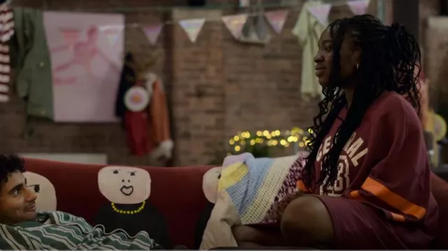 Camiseta Essentiel Antwerp Doccia usada por Jess episodios desconocidos (Vivian Oparah) como se ve en Dead Hot (S01E01)