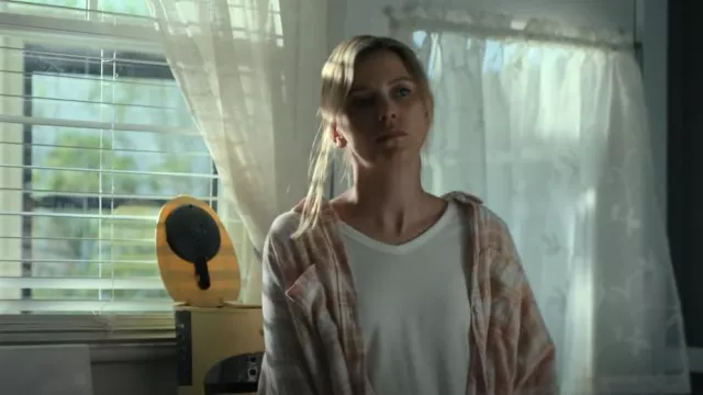 American Eagle Soft & Sexy V-Neck T-Shirt worn by Renee Segna (Riley Voelkel) as seen in Hightown (S03E05)