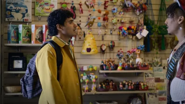 Chaqueta de entrenador de bolsillo Uniqlo usada por Elliot (Bilal Hasna) como se ve en Dead Hot (T01E01)
