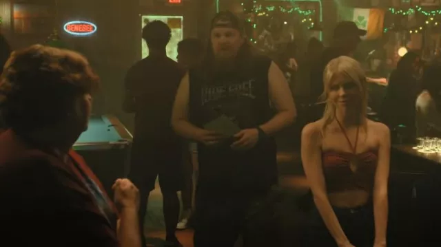 Topshop Camisole à lanières dos nu texturé en neutre portée par Sarah (Kaya Rosenthal) comme on le voit dans Hightown (S03E05)