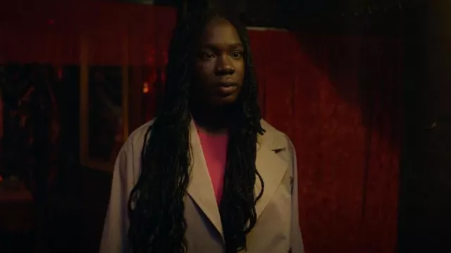 Top corto de poliamida de Zara en magenta usado por Jess (Vivian Oparah) como se ve en Dead Hot (T01E04)