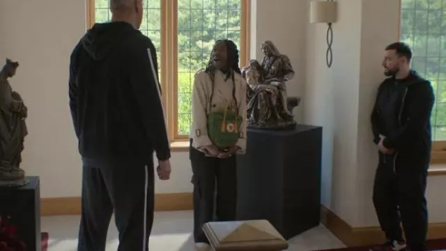 Bolso Fjallraven Kanken usado por Jess (Vivian Oparah) como se ve en Dead Hot (T01E04)