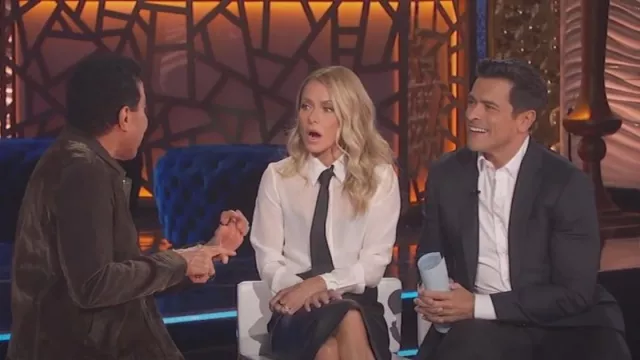 Alice + Olivia Willa Plack­et Top worn by Kelly Ripa as seen in LIVE with Kelly and Mark on March 1, 2024