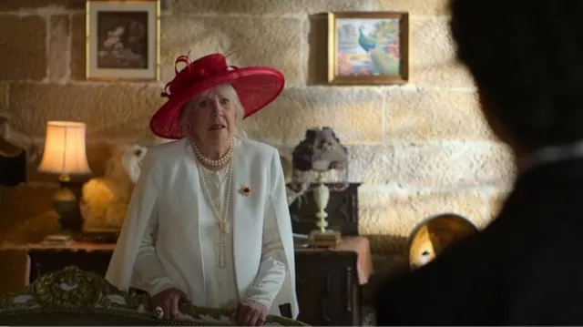 Blazer abierto de manga larga estilo capa de Zara usado por la abuela como se ve en Dead Hot (T01E06)