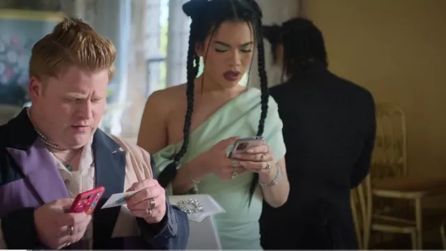 Bolso de satén True Decadence usado por Kerry Hughes como se ve en Dead Hot (S01E06)