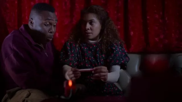 Mini vestido con detalle de cintura con estampado de rosa de la niña del miércoles en negro usado por Jaylin Ye como se ve en Dead Hot (S01E06)