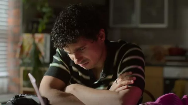 Polo Pop Boutique Negro y Verde usado por Elliot (Bilal Hasna) como se ve en Dead Hot (S01E06)
