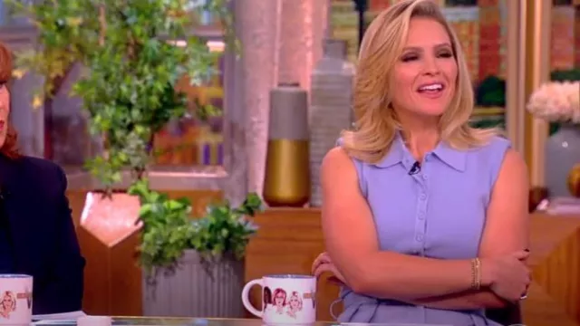 Pantalon large plissé Staud Luisa porté par Sara Haines comme on le voit dans The View le 1er mars 2024