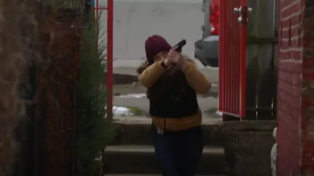 La doudoune réversible The North Face portée par Kim Burgess (Marina Squerciati) vue dans Chicago P.D. (S11E06)