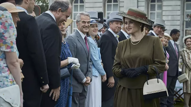 Navy and white handbag worn by Princess Margaret (Helena Bonham Carter) in The Crown (S04E05)