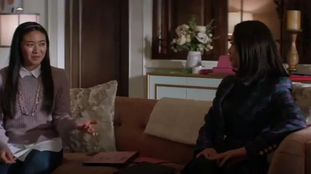 Blazer de solapa con visera con cinta adhesiva de Smythe usado por Dawn (Sandra Shapiro) como se ve en Kung Fu (T02E04)