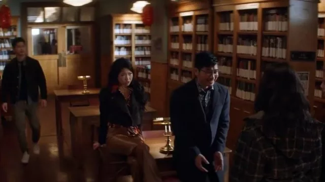 Un jean en similicuir emblématique des années 90 porté par Althea Shen (Shannon Dang) dans Kung Fu (S02E06)