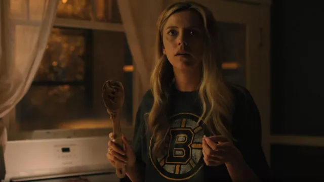 T shirt en laiton des Bruins de Boston porté par Renee Segna (Riley Voelkel) comme on le voit dans Hightown (S03E06)