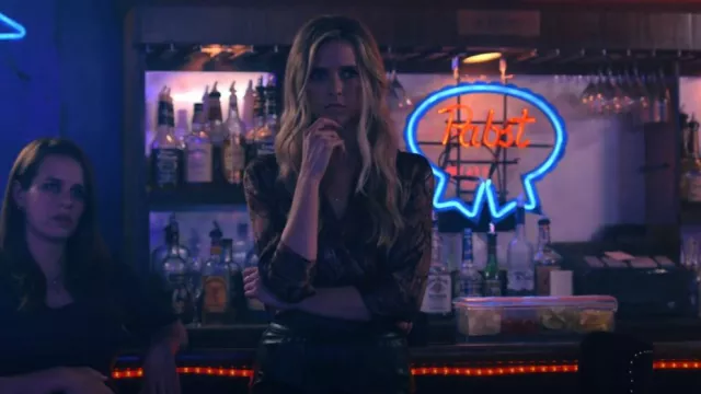 Chemisier à manches 3/4 de L’Agence Dani porté par Renee Segna (Riley Voelkel) vue dans Hightown (S03E06)