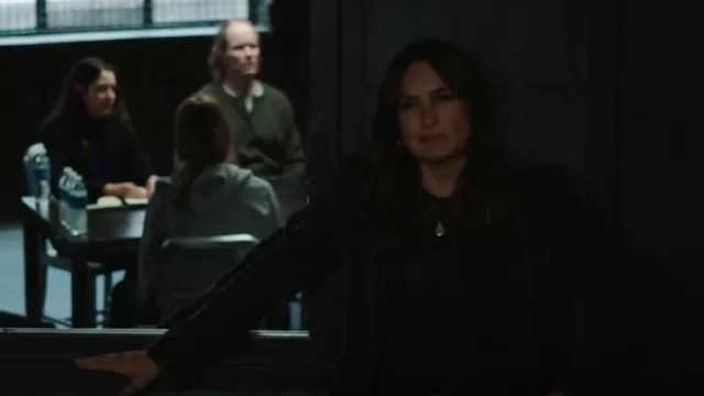 Blazer en jean à simple boutonnage Alexander McQueen porté par la détective Olivia Benson (Mariska Hargitay) dans Law & Order : Special Victims Unit (S25E05)