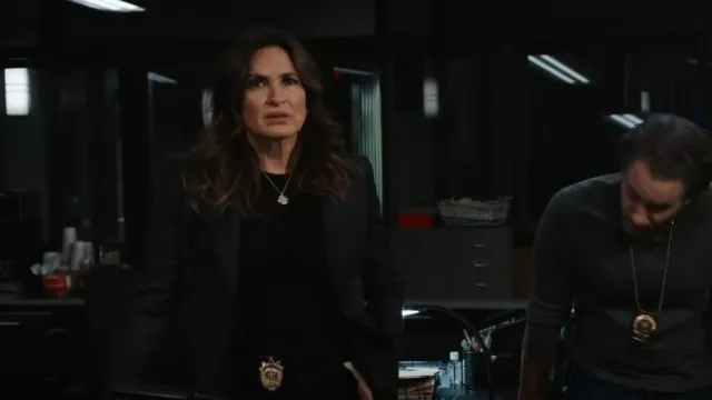 Le T-shirt à manches longues en tricot porté par la détective Olivia Benson (Mariska Hargitay) comme on le voit dans Law & Order : Special Victims Unit (S25E06)