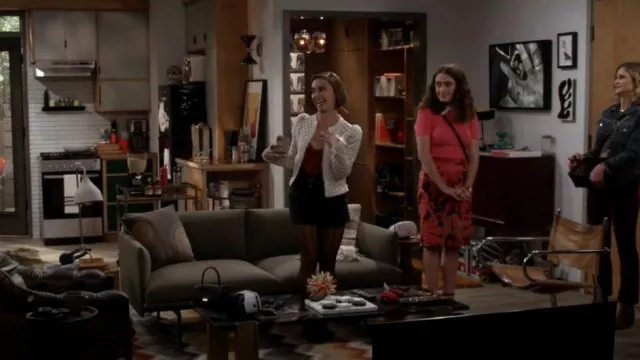Short en jean ceinturé Alexander Wang porté par Celia (Emma Pfaeffle) comme on le voit dans Call Your Mother (S01E02)