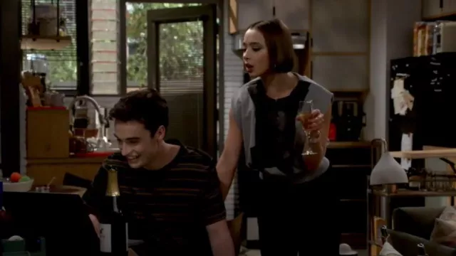 3.1 Phillip Lim Top en molleton sans manches avec détail à volants porté par Celia (Emma Pfaeffle) comme on le voit dans Call Your Mother (S01E09)