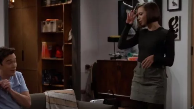 Mini-jupe peinte NSF Goldie portée par Celia (Emma Pfaeffle) comme on le voit dans Call Your Mother (S01E05)