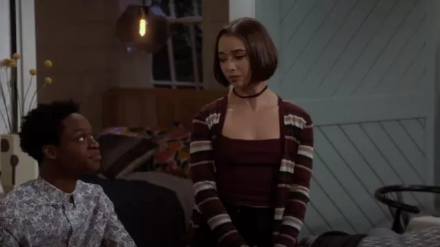 L’Agence Robe pull mi-longue à manches longues à rayures à col en V portée par Celia (Emma Pfaeffle) comme on le voit dans Call Your Mother (S01E06)