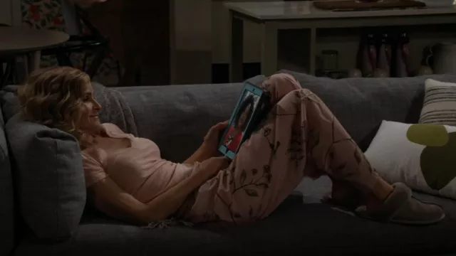 Pantoufles Ugg Scuffett portées par Jean Raines (Kyra Sedgwick) comme on le voit dans Call Your Mother (S01E13)