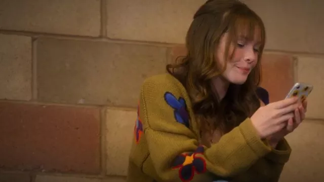 Cardigan à fleurs Unif porté par Gia (Zoe Margaret Colletti) comme on le voit dans Boo, Bitch (S01E06)