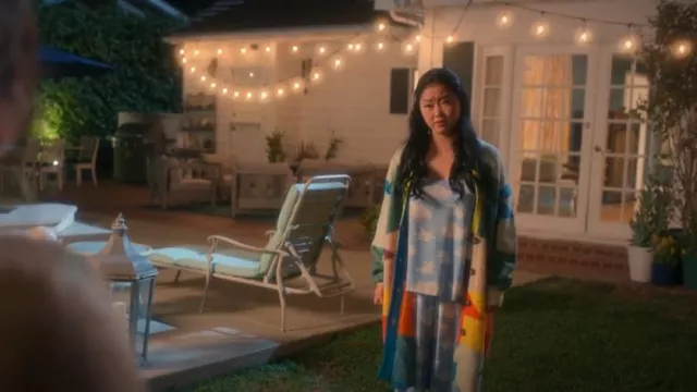 Urban Outfitters Presley Cardigan usado por Erika Vu (Lana Condor) como se ve en Boo, Bitch (S01E07)