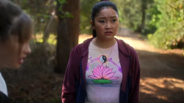 Camiseta Unif Lotus Float usada por Erika Vu (Lana Condor) como se ve en Boo, Bitch (S01E02)