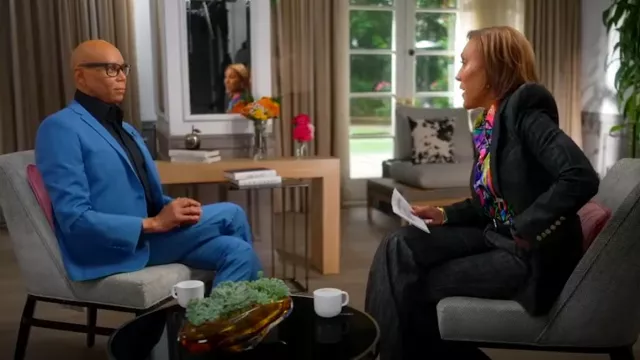 Blusa Charmeuse de seda con estampado de logotipo de Sergio Hudson usada por Robin Roberts como se ve en Good Morning America el 4 de marzo de 2024
