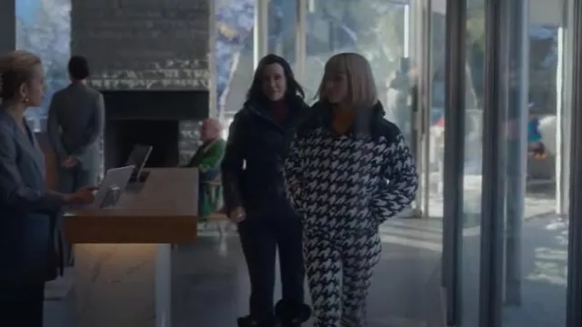 Veste matelassée à capuche pied-de-poule Perfect Moment portée par Imogene (Violett Beane) dans Death and Other Details (S01E10)