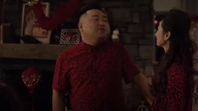Camisa Guess Abstract Dot Print para hombre usada por Andrew Pham (Andrew Phung) como se ve en Run the Burbs (S03E09)