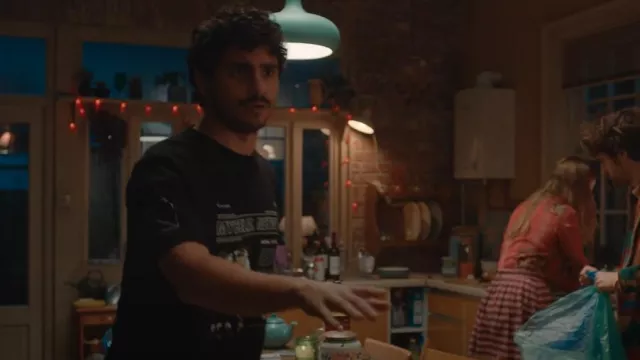 Space Available x Alex Olson Upcycled T-Shirt en noir porté par Kash (Bilal Hasna) comme on le voit dans Extraordinary (S02E01)