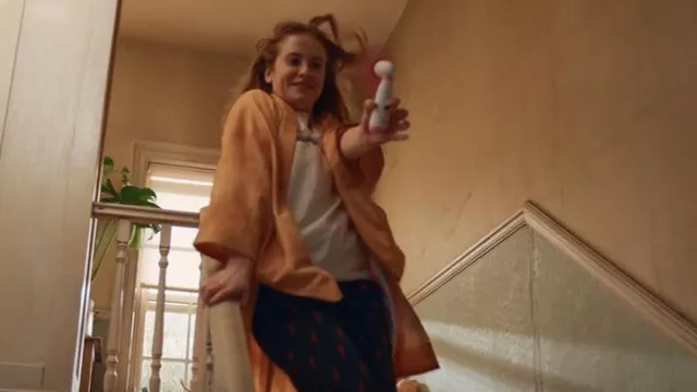 UO White Desperate Times T-Shirt worn by Jen (Máiréad Tyers) as seen in Extraordinary (S02E01)