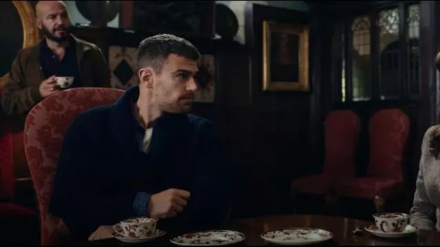 & Sons Trading co Pioneer British Wool Cardigan porté par Eddie Horniman (Theo James) comme on le voit dans The Gentlemen (S01E02)