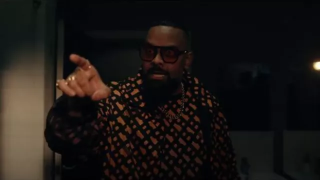 Sudadera de Jefe Khaby con monogramas sombreados usada por Chucky (Guz Khan) como se ve en The Gentlemen (T01E06)