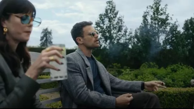 Manteau à simple boutonnage à chevrons Marant porté par Eddie Horniman (Theo James) tel qu’on le voit dans The Gentlemen (S01E06)