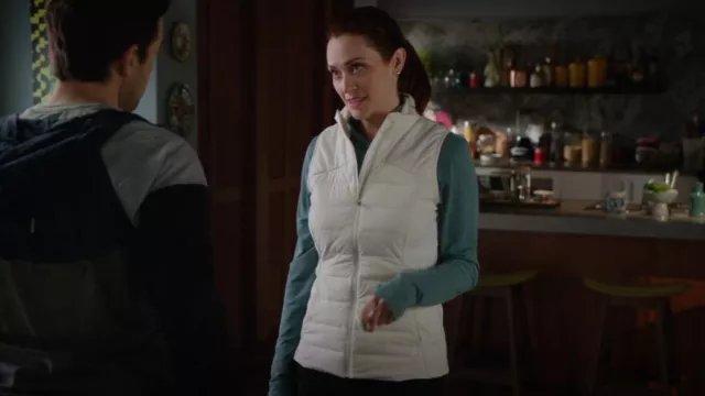 Chaleco de Lululemon Down For It All usado por Abigail Pershing (Sarah Power) como se ve en Good Witch (T07E07)