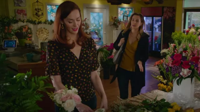 Haut à manches nouées en soie Madewell porté par Abigail Pershing (Sarah Power) comme on le voit dans Good Witch (S07E07)