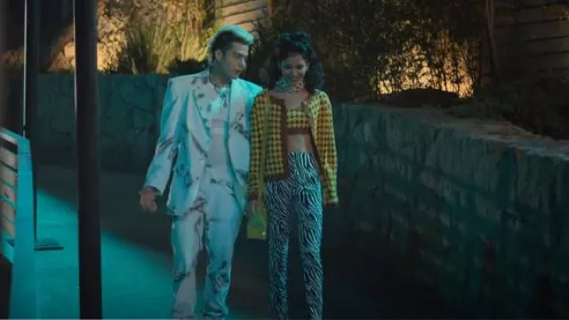 Gimaguas Camel-Chess-Cardi­gan worn by Anita (Pamela Almanza) as seen in Rebelde (S01E06)