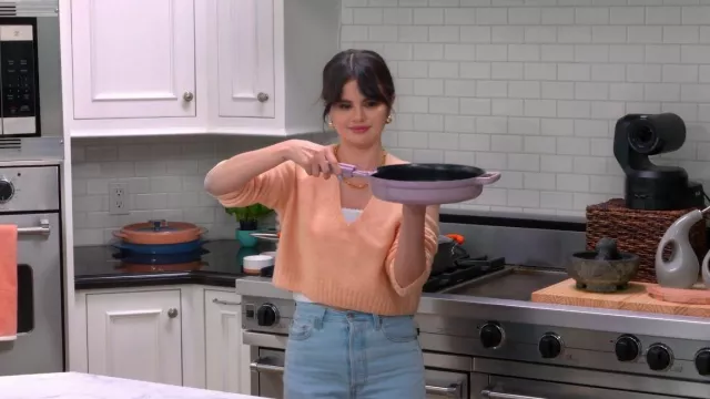 Jeans Levis Ribcage en Ojai Shore porté par Selena Gomez comme on le voit dans Selena + Chef (S04E04)