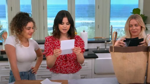 Top Reformation Sloane en Jenna usado por Selena Gomez como se ve en Selena + Chef (T04E07)