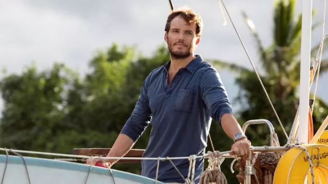 Polo de manga larga azul marino usado por Richard Sharp (Sam Claflin) en la película Adrift
