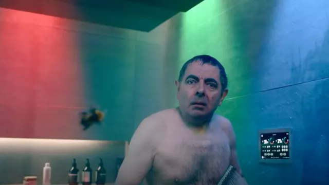 Le shampooing pour femmes Aesop utilisé par Trevor (Rowan Atkinson) comme on le voit dans Man Vs Bee (S01E05)